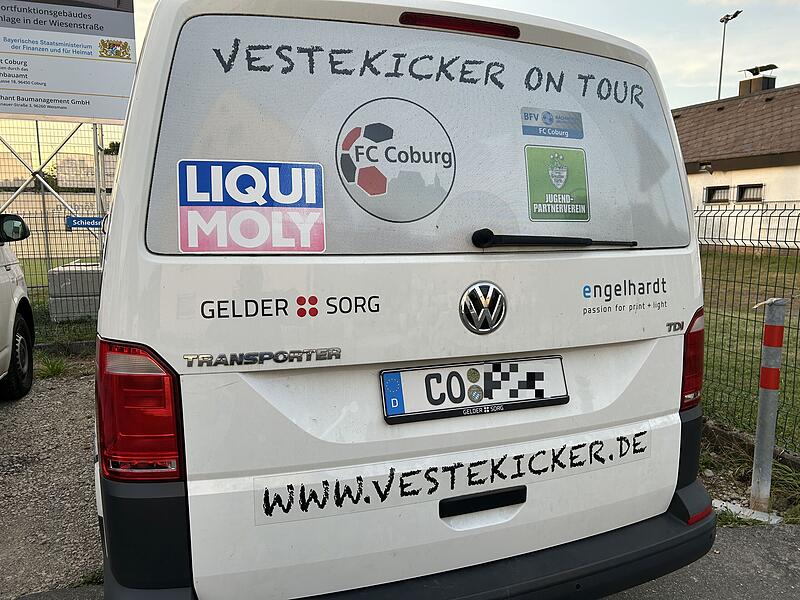 Der Schriftzug &bdquo;Vestekicker&ldquo; ist auch auf den Stra&szlig;en dieser Region pr&auml;sent, wenn der FC Coburg zu Ausw&auml;rtsspielen f&auml;hrt. Ebenfalls auf diesem Auto zu sehen: die dazu passende Internetadresse des Vereins.