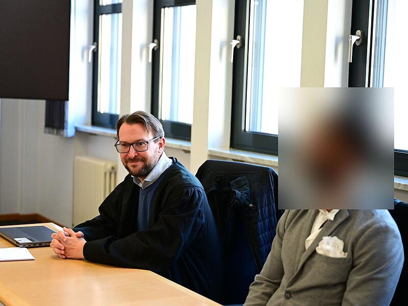 Rechtsanwalt Jann Brauner aus Hallstadt und der Angeklagte kurz vor Prozessbeginn