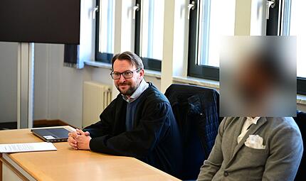 Rechtsanwalt Jann Brauner aus Hallstadt und der Angeklagte kurz vor Prozessbeginn