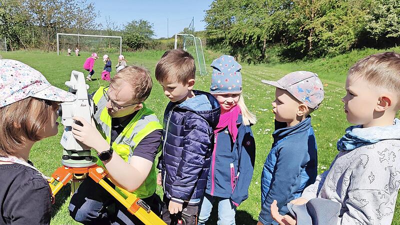 Aufmerksam lauschen die Kinder den Erklärungen von ALE-Mitarbeiter Florian Ernst zum Tachymeter. Aufmerksam lauschen die Kinder den Erklärungen von ALE-Mitarbeiter Florian Ernst zum Tachymeter.