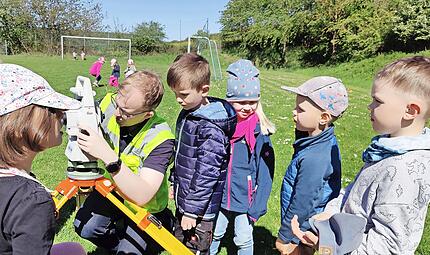 Aufmerksam lauschen die Kinder den Erklärungen von ALE-Mitarbeiter Florian Ernst zum Tachymeter. Aufmerksam lauschen die Kinder den Erklärungen von ALE-Mitarbeiter Florian Ernst zum Tachymeter.