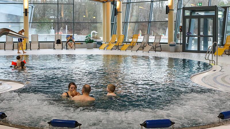 Aufgrund der Corona-Pandemie dürfen derzeit lediglich 150 Badegäste in Forchheim gleichzeitig schwimmen gehen.Forchheim & Fränkische Schweiz