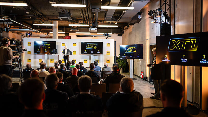 ADAC-Motorsportchef Thomas Voss pr&auml;sentiert den Herstellervertretern in Hockenheim das XT1-Konzept vor.