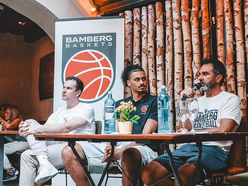 Standen den Fans in der Brasserie Rede und Antwort (von links): Gesch&auml;ftsf&uuml;hrer Philipp H&ouml;hne, Jonathan B&auml;hre und Cheftrainer Jesus Ramirez.
