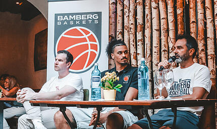 Standen den Fans in der Brasserie Rede und Antwort (von links): Gesch&auml;ftsf&uuml;hrer Philipp H&ouml;hne, Jonathan B&auml;hre und Cheftrainer Jesus Ramirez.