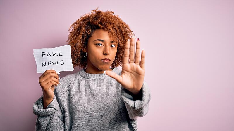 Mit Fragen rund um das Thema Fake News setzten sich Sch&uuml;lerinnen des Maria-Ward-Gymnasiums im Rahmen von KLARTEXT! auseinander.