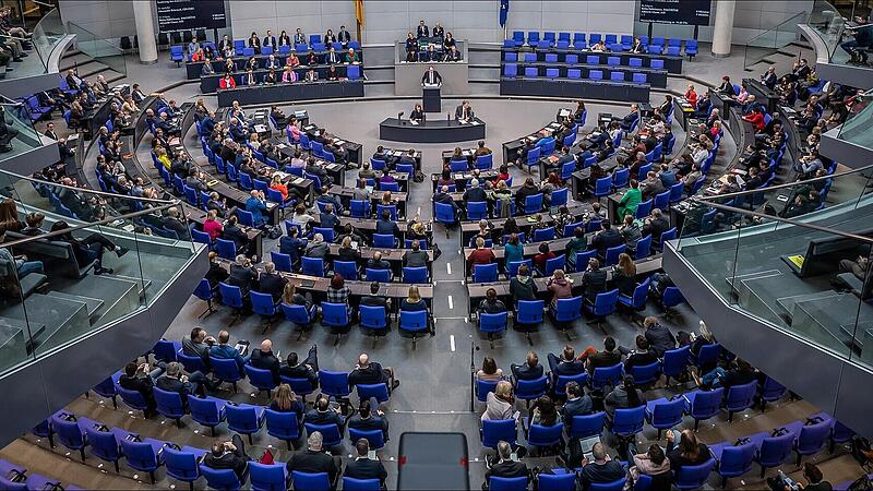 Mit der jetzt beschlossenen Wahlrechtsreform der Ampel-Regierung soll der Deutsche Bundestag k&uuml;nftig deutlich weniger Mitglieder haben. Die Opposition l&auml;uft gegen die Entscheidung Sturm und will die Reform vom Bundesverfassungsgericht pr&uuml;fen lassen.