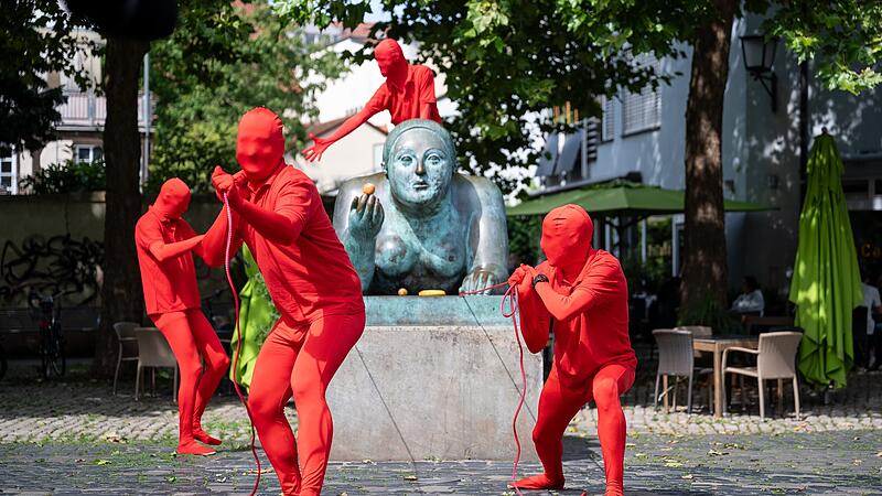 Die roten Männer vom Schönleinsplatz sind aufgestanden und treffen sich mit ihren Skulpturenfreunden in Bamberg.