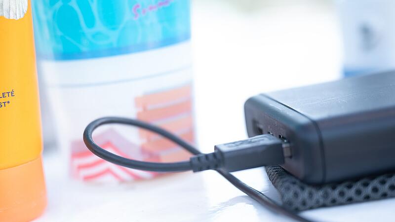 Powerbank und Sonnenmilch
