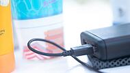 Powerbank und Sonnenmilch