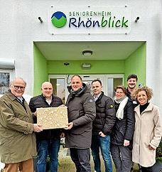 Von links: Dr. Reinhold H&ouml;hn (Vorsitzender Hospizverein) Daniel Wehner (B&uuml;rgermeister Burkardroth), Michael Wehner (Inhaber Wehnercare) sowie die Prokuristinnen und Prokuristen Martin Wehner, Julia Plinganser, Alexander Beck und Carolin Rink.