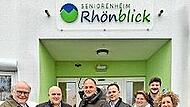 Von links: Dr. Reinhold H&ouml;hn (Vorsitzender Hospizverein) Daniel Wehner (B&uuml;rgermeister Burkardroth), Michael Wehner (Inhaber Wehnercare) sowie die Prokuristinnen und Prokuristen Martin Wehner, Julia Plinganser, Alexander Beck und Carolin Rink.