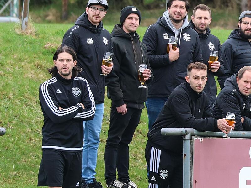 Lukas Wich (links, hier bei einem Kreisklassen-Spiel vor einem Jahr) ist R&uuml;ckendeckung in Neufang gewiss.