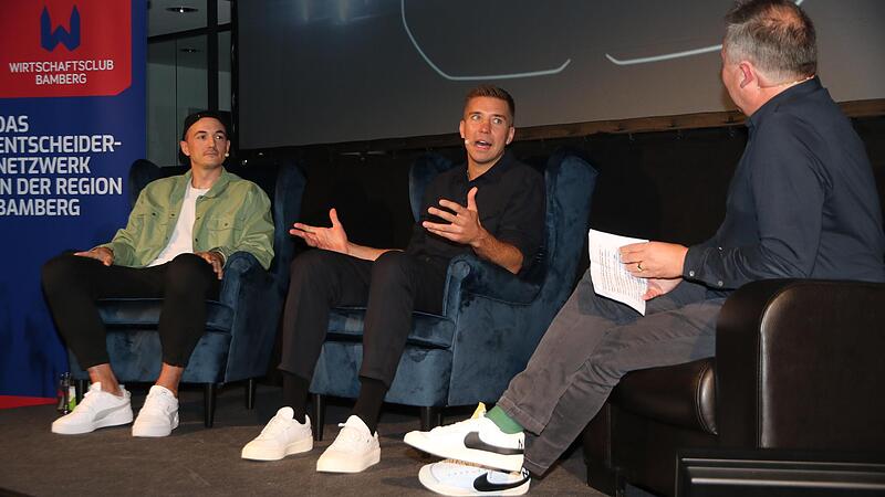 Bayern-1-Kultsendung „Die blaue Couch“ live auf der Bühne im Bamberger Autohaus Sperber: Radiomoderator Thorsten Otto ließ mit den Basketball-Eigengewächsen Steffen Hamann (Mitte) und Karsten Tadda die ruhmreiche „Freak City“-Zeit nochmals lebendi...
