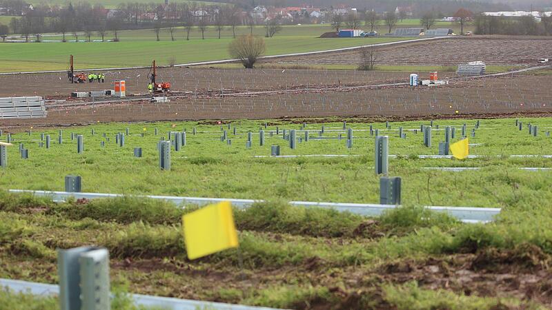 Ein Bild aus dem Jahr 2019: Im Süden Pfarrweisachs, unweit der B 279 entstand da gerade die Freiflächenvoltaikanlage „Heckenbrunn“. Im Hintergrund zu sehen Fischbach und – im Dunst verschwindend – Ebern. Jetzt  machte der Gemeinderat einen Schritt...