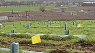 Ein Bild aus dem Jahr 2019: Im Süden Pfarrweisachs, unweit der B 279 entstand da gerade die Freiflächenvoltaikanlage „Heckenbrunn“. Im Hintergrund zu sehen Fischbach und – im Dunst verschwindend – Ebern. Jetzt  machte der Gemeinderat einen Schritt...