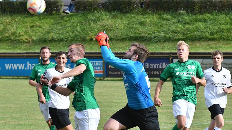 Hier hatte Bad Br&uuml;ckenaus Keeper German Steile noch alles im Griff, doch nach dem Wechsel musste der Heimkeeper noch drei Treffer im Spiel gegen die SG Waldberg/Stangenroth (in gr&uuml;n-wei&szlig;) schlucken.