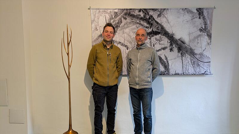 Paul Diestel und Wolfgang Dürr machen Kunstaustellung der Museumsfreunde in Deutschherrnschloss Münnerstadt. Paul Diestel (l.) und Wolfgang Dürr machen Kunst, die viel mit der Natur zu tun hat.