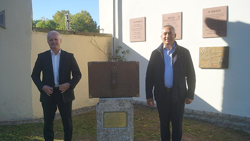 Der Stifter Richard Gebert (links) und der Gestalter Mehdi Imini haben den Koffer des DenkOrtes Prichsenstadt enth&uuml;llt.