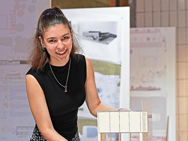 Tina Leitschuh mit ihrem Modell. Cindy D&ouml;tschel-Langbein/Hochschule Coburg