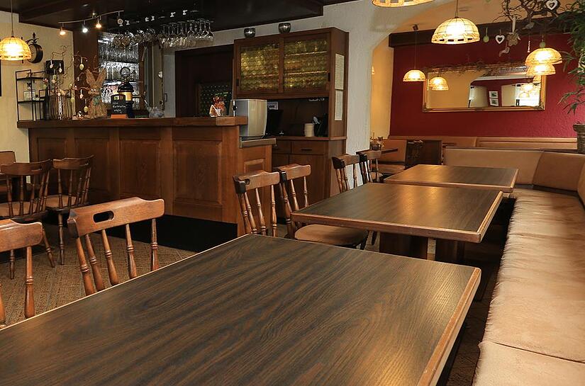 Die Tische sind leer, die Pizzeria „SAN“ hat geschlossen. Die Tische sind leer, die Pizzeria „SAN“ hat geschlossen.