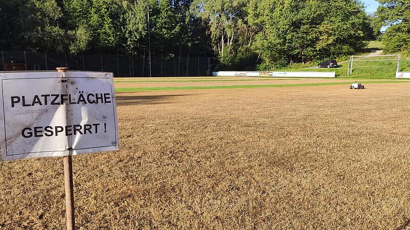 So sah es noch vor wenigen Wochen aus: Aufgrund eines vertauschten Spritzmittels war der Neuschleichacher Rasen v&ouml;llig hin&uuml;ber.