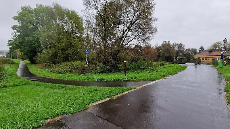 Der Weg beim Sportplatz in Hausen wird bei Hochwasser regelm&auml;&szlig;ig &uuml;berflutet.