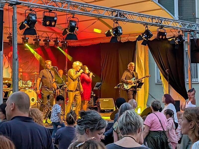 Stadtfest Musik und Märkte in Münnerstadt 2025Stadtfest Musik und Märkte 2025 in Münnerstadt Livin' 4 the moment spielte Klassiker aus den 70er, 80er und 90er Jahren sowie aktuelle Stücke aus den Charts.