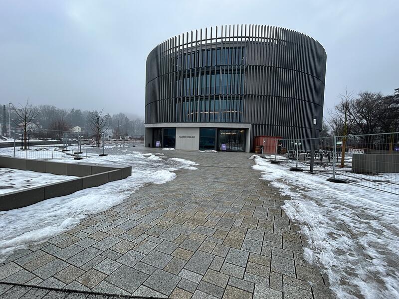 Der Platz rund ums Globe Coburg wird zurzeit neu angelegt.
