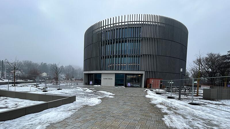 Der Platz rund ums Globe Coburg wird zurzeit neu angelegt.