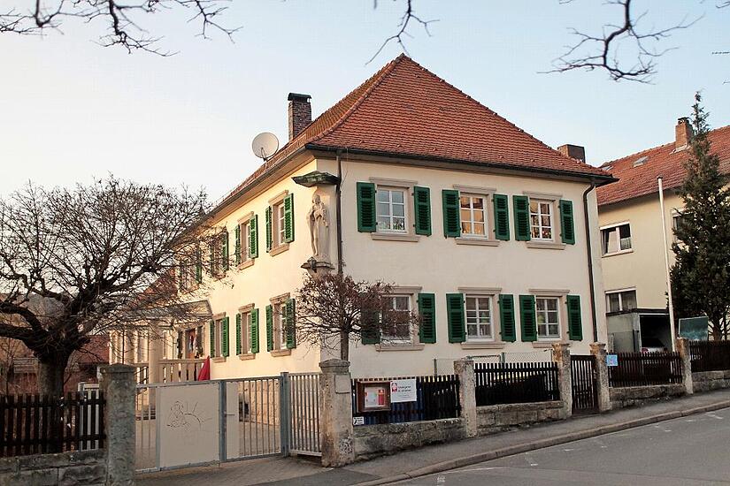 Die Planung und Umsetzung der Sanierung und des Neubaus des Kindergartens St. Johannes mit einer Kostensumme von circa 2,5 Millionen Euro sind derzeit das größte Projekt in der Gemeinde; hier ein Blick auf den Altbau, der saniert wird.