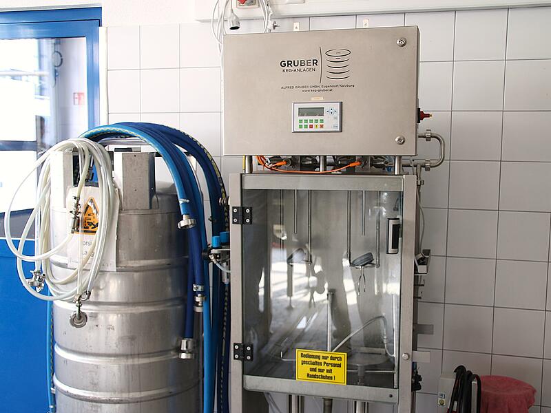 Brauwettbewerb am Institut Romeis Ein halbautomatischer Matallrohrfüller zur Befüllung von Flaschen.
