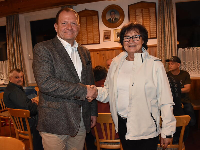 Er ist der neue BfH-B&uuml;rgermeisterkandidat: Armin Datz (links) und Gisela Schulze-Bauer (BfH), B&uuml;rgermeisterin Hiltpoltsteins, sch&uuml;tteln sich die H&auml;nde.