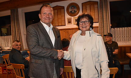 Er ist der neue BfH-B&uuml;rgermeisterkandidat: Armin Datz (links) und Gisela Schulze-Bauer (BfH), B&uuml;rgermeisterin Hiltpoltsteins, sch&uuml;tteln sich die H&auml;nde.