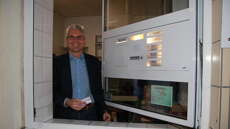 Der Sprecher der Kulmbacher Apotheker und Landesvorsitzende  Hans-Peter Hubmann am Notdienst-Schalter seiner "Apotheke im Fritz"