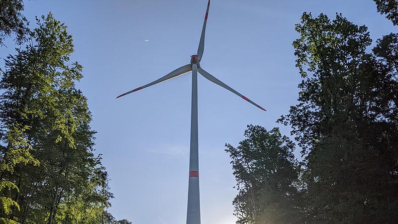 Ein Windrad bei Sulzthal, die neuen sollen 50 Meter höher werden. Ein Windrad bei Sulzthal, die neuen sollen 50 Meter höher werden.