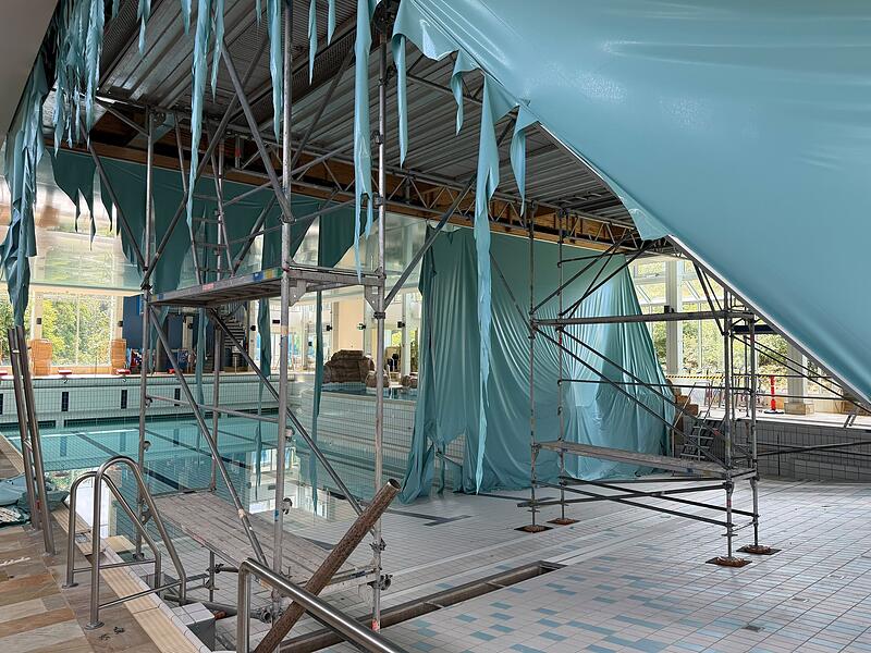 Hallenbad Neustadt: Die Decke im Hallenbad wird repariert.