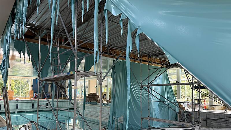 Hallenbad Neustadt: Die Decke im Hallenbad wird repariert.