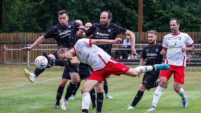 Schon der Auftakt in die Saison beim FC Kronach ging f&uuml;r den SCW Obermain (schwarze Trikots) mit 1:4 schief. Am Doppelspieltag wollen die Weismainer nun aus der Abstiegszone klettern, w&auml;hrend der FC Kronach zu Hause weiter ungeschlagen bleiben wil...