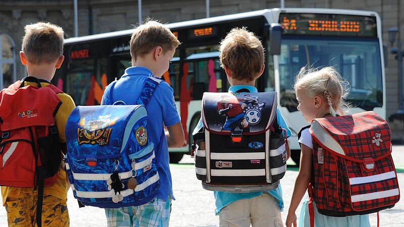 Derzeit ist es nicht möglich, allen Schülern und Schülerinnen das Deutschlandticket kostenfrei zur Verfügung zu stellen. Derzeit ist es nicht möglich, allen Schülern und Schülerinnen das Deutschlandticket kostenfrei zur Verfügung zu stellen.