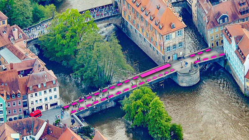 So könnten Tische entlang der Brückenbrüstungen aufgestellt werden. Die beiden großen Rechtecke stellen Ausschank und „Küche“ dar.
