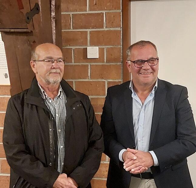 Gerührt freute sich Hermann Wehr (l.) über den Beifall des Gemeinderates Burghaslach für 41 Jahre Engagement.