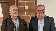 Gerührt freute sich Hermann Wehr (l.) über den Beifall des Gemeinderates Burghaslach für 41 Jahre Engagement.