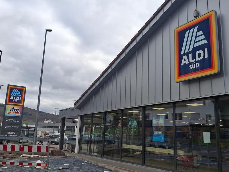 Auf dem Gel&auml;nde des Aldi-Markts in Bad Br&uuml;ckenau wird gearbeitet. Auf dem Schild ist bereits das DM-Logo zu sehen.