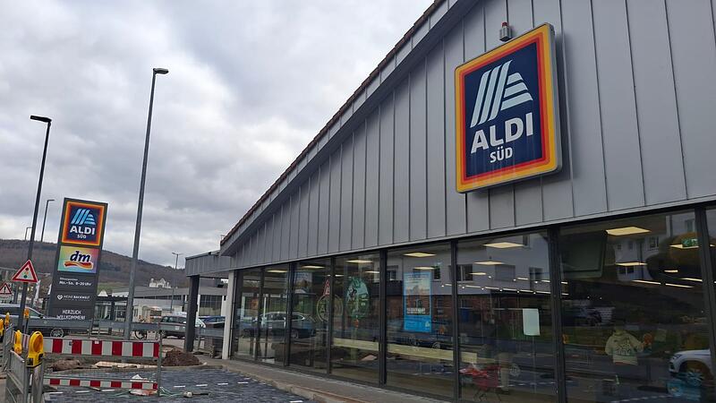 Auf dem Gel&auml;nde des Aldi-Markts in Bad Br&uuml;ckenau wird gearbeitet. Auf dem Schild ist bereits das DM-Logo zu sehen.