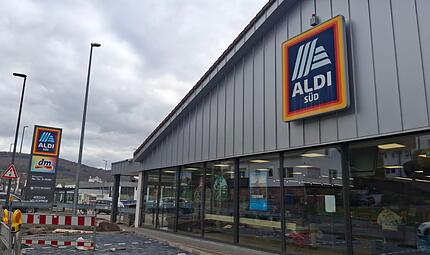 Auf dem Gel&auml;nde des Aldi-Markts in Bad Br&uuml;ckenau wird gearbeitet. Auf dem Schild ist bereits das DM-Logo zu sehen.