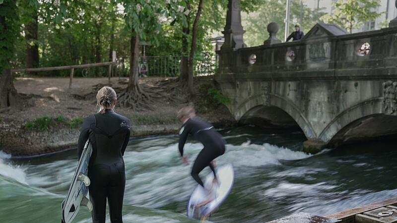 Surfer an der Eisbachwelle in M&uuml;nchen