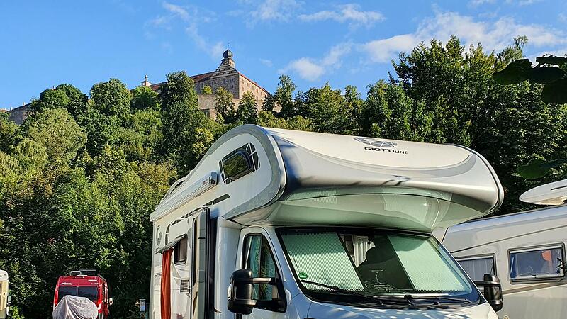 Der Wohnmobil-Stellplatz   unterhalb der Plassenburg ist gut belegt.