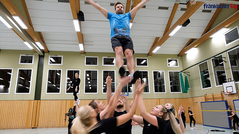 Rup in Gefahr schnuppert H&ouml;henluft bei den Raptors Cheerleaders.