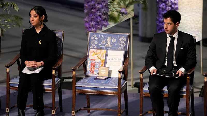 Der Stuhl für ihre Mutter blieb leer: Kiana und Ali Rahmani bei der Verleihung des Friedensnobelpreises im Osloer Rathaus.